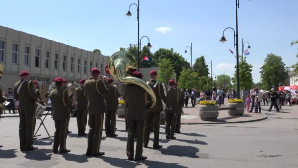 육군 군사 오케스트라 밴드 시민 앞에서 음악을 재생 합니다. 4 k — 비디오