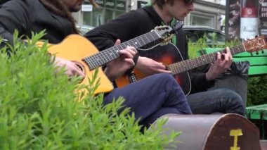 Genç gitaristler virtüözü erkekler popüler melodiler oynamak. 4k