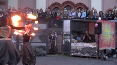 kadın insanlar için Meydanı'nda yangın meşale ile modern dans gerçekleştirin. 4k