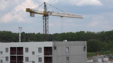 Oluşturucu izole ev duvar birleşim delikleri ve vinç yükleme. 4k