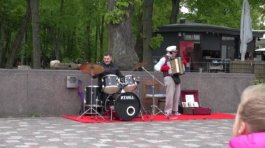 Akordeon ve davul ile yaşlı adam oyun müzik ücretsiz olay. 4k
