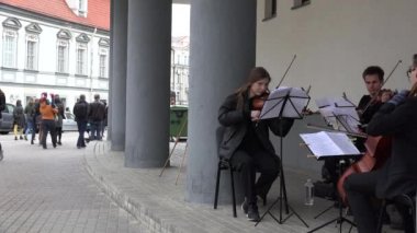 müzisyenler sokakta müzik viyolonsel ve keman çalmak. 4k