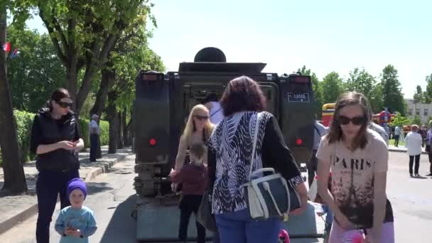 Pessoas com crianças interessadas veículo militar tanque leve. 4K — Vídeo de Stock