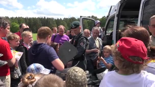 Policeman show police equipment shield helmet truncheon for children. 4K — Stock Video