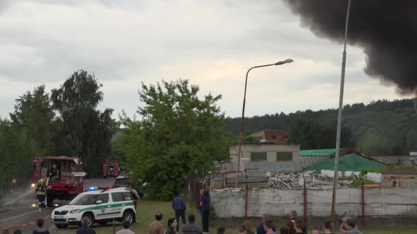 Brigada de bomberos a edificio en llamas en las afueras de la ciudad. 4K — Vídeo de stock