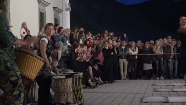 Trommler spielen Trommelrhythmen und Flamenco-Tänzer und Menschen Publikum. 4k — Stockvideo