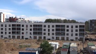 İnşaat site vinç ve düz ev inşa işçiler. 4k