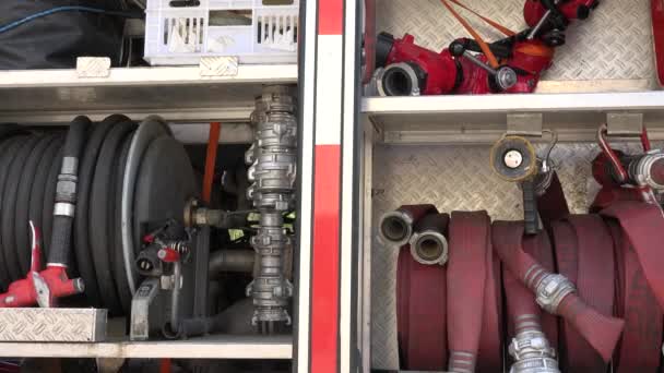 Mangueiras de incêndio, cilindros de oxigênio e outros equipamentos em caminhão bombeiro. 4K — Vídeo de Stock