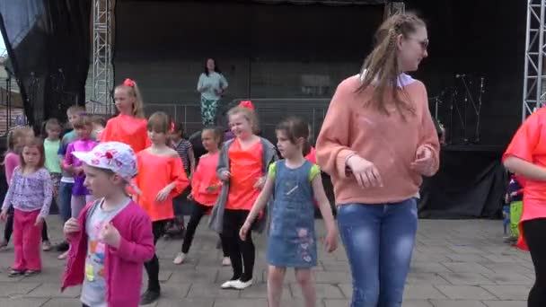 Mädchen zeigen Line Dance Schritt und Kinder wiederholen ihn. 4k — Stockvideo