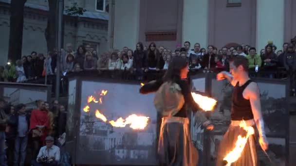 Vzrušující ohňová show s mladými umělci pár žonglovat hořící pochodně. 4k — Stock video