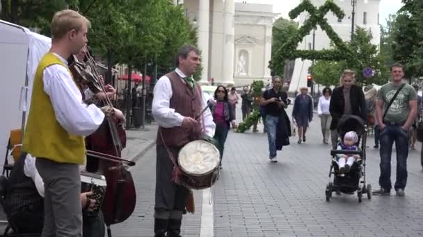 Folklore group of guys with musical instruments play for audience. 4K — Stock Video