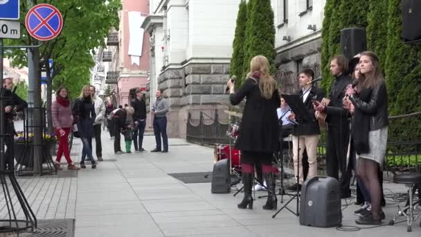 Músico callejero entretener a grupo de personas. 4K — Vídeos de Stock