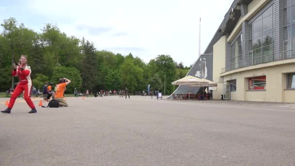 Pattinatore dilettante uomo finire in gara di pattinaggio di velocità. 4K — Video Stock