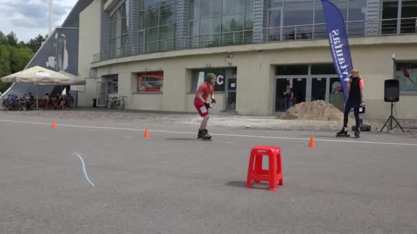 Rolschaatsers team deelnemen op estafette estafette met belemmeringen. 4k — Stockvideo