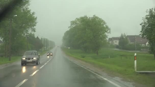 Autorijden op regenachtige weg slechte weersomstandigheden. 4k — Stockvideo