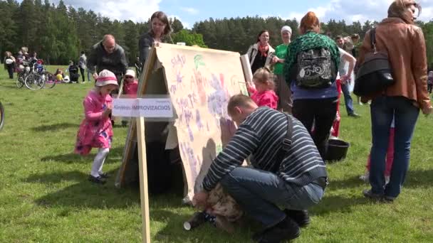 Niños con pintura de padres con gouache en soporte de papel. 4K — Vídeos de Stock