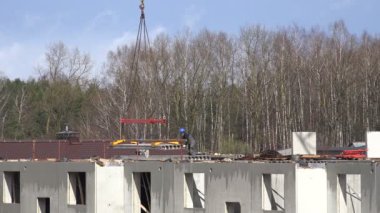 Oluşturucular vinç ile düz ev tavan bloklarla inşa. 4k