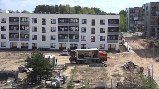 Camión constructor de transporte casa lodge después de las obras de construcción. 4K — Vídeos de Stock