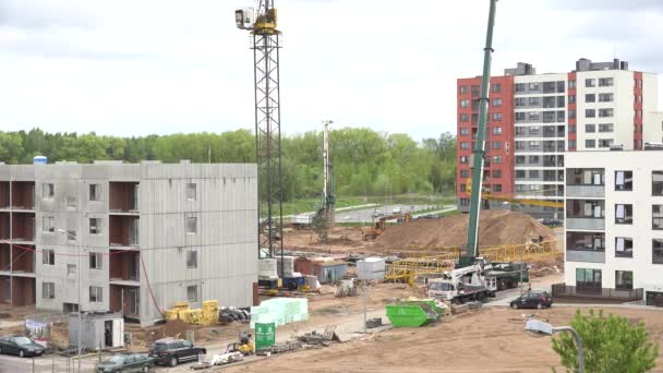 Desmontar la grúa en el sitio de construcción. 4K — Vídeos de Stock