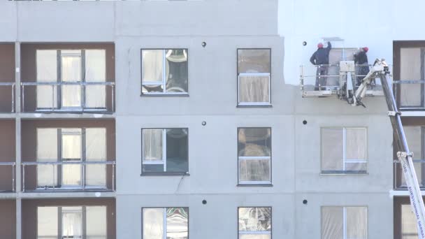 Los trabajadores los hombres pintan de nuevo construir paredes modernas de la casa en blanco. 4K — Vídeo de stock