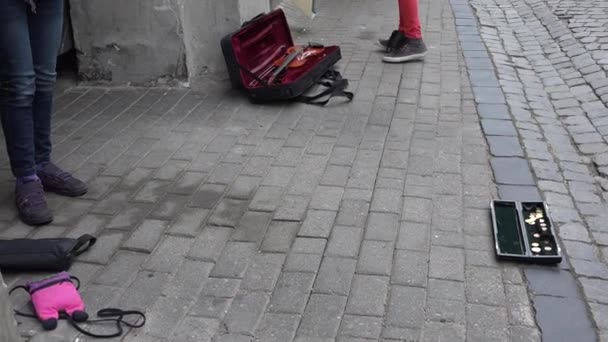 Monedas de dinero y chica juegan con flauta pipa de fife en la calle. 4K — Vídeo de stock