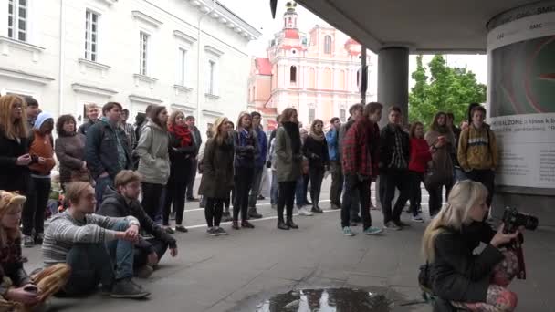 Pessoas audiência desfrutar amador estudante homens banda de rock. 4K — Vídeo de Stock