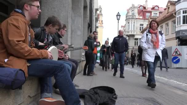 Tres jóvenes estudiantes tocan con guitarras tambor y cantar. 4K — Vídeos de Stock