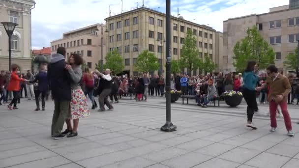 Młodzi szczęśliwi ludzie tańczą taniec Lindy hop w parku na świeżym powietrzu. 4K — Wideo stockowe