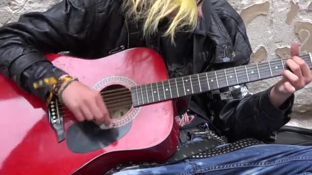 El joven guitarrista punk de la banda de rock toca con la guitarra. 4K — Vídeo de stock