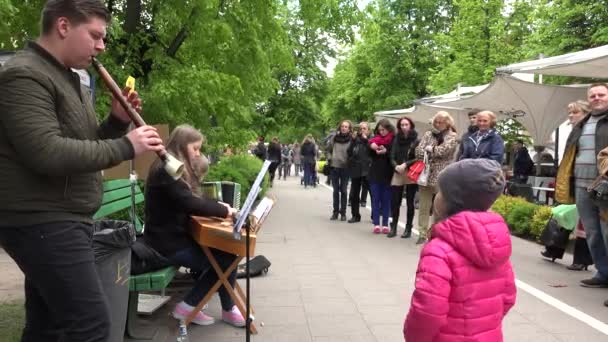 Man play flute girl hands play Baltic psaltery instrument. 4K — Stock Video