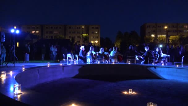 촛불 빛저녁 마을 광장에서 밴드 공연. 4k — 비디오