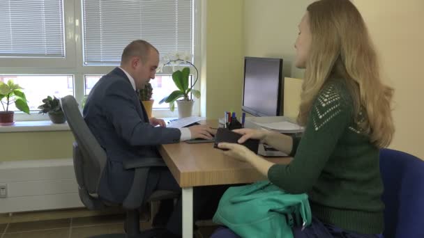 Asesor e inversión financiera del cliente. Las chicas pagan por el papeleo. 4K — Vídeos de Stock