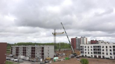 İnsanlar bulutlu gökyüzü arka plan üzerinde vinç monte. 4k