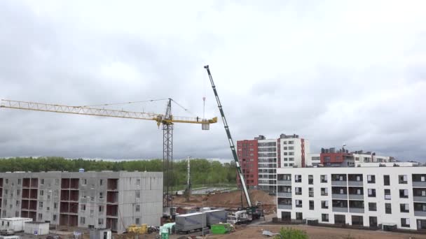 Los trabajadores desmontan la grúa. 4K — Vídeo de stock