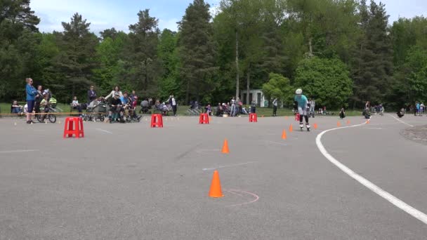 Roller Skater dziewczyna i chłopiec zespół konkurencji w wyścigu z barierami. 4K — Wideo stockowe