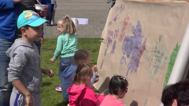 Kinderen met ouders tekenen op papier muur. 4k — Stockvideo