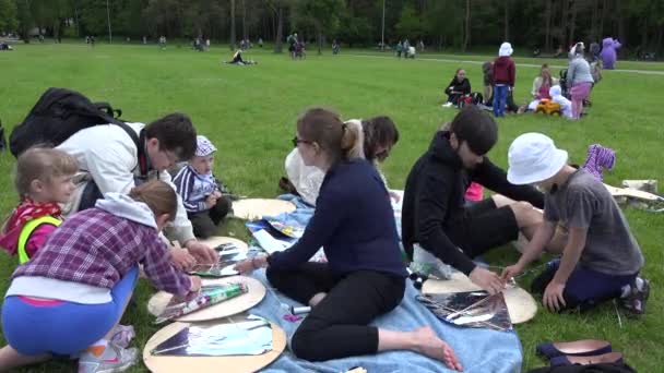 Familie construct handgemaakte vlieges op Park weide. 4k — Stockvideo