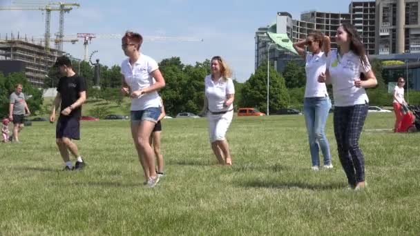 Nauczyciel flashmob show Dance hip hop element dla ludzi w parku. 4K — Wideo stockowe