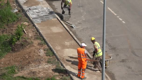 Trabalhador areia nível homem e pavimentar telhas leigos. 4K — Vídeo de Stock