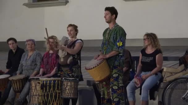 Musikergruppe spielt afrikanisches Trommeln Instrument in Straßenmusik-Festival. 4k — Stockvideo