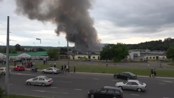 Brucia edifici di magazzino vicino autostrada e un sacco di auto alla guida. 4K — Video Stock