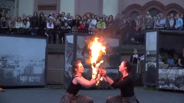 Δύο γυναίκες με φλεγόμενα δαυλούς κάνουν σόου με φωτιές. 4K — Αρχείο Βίντεο