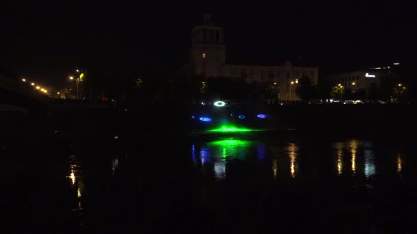 Spettacolo laser lampeggiante sul fiume di notte. 4K — Video Stock