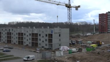 vinç ile inşaatçılar son blok ev duvar çerçevesi parçası eklemek. 4k