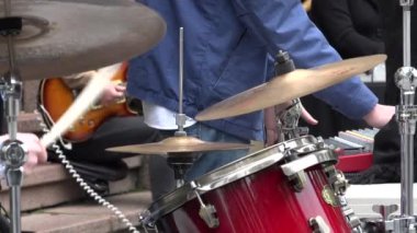 müzisyenler koro müzik çalmak ve açık hava olay şarkı. 4k