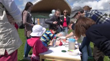 Öğrenciler ulusal çocuk gününde çocuklarla oynarlar. 4k