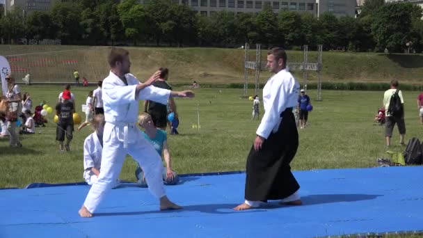 Maestro de artes marciales entrenar seguidor hombre en frente de la audiencia gente. 4K — Vídeo de stock