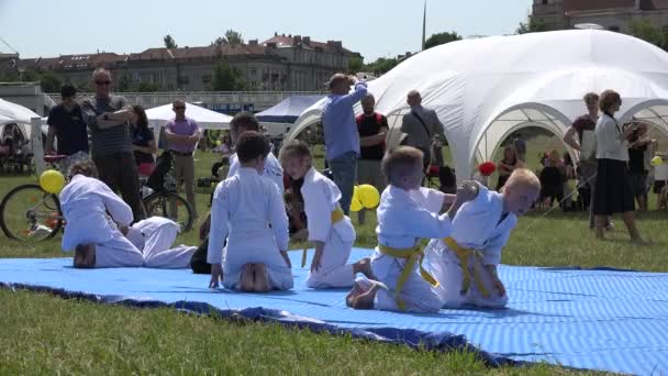 Les enfants d'aikido martial s'entraînent à des exercices d'autodéfense. 4K — Video