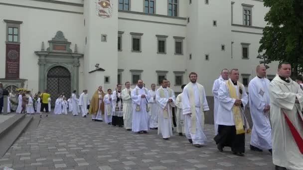 Prêtre et les gens de l'église marchent dans une procession religieuse unie. 4K — Video