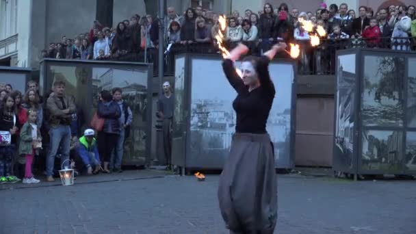 Kız insanlar için şehir caddesinde ateşle dans yapmak . 4k — Stok video